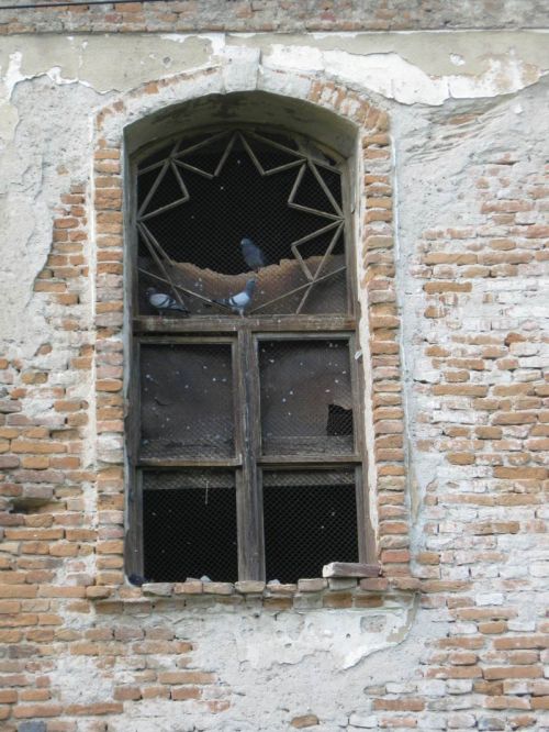 A déli homlokzat egyik ablaka. Ennyi maradt belőle.
